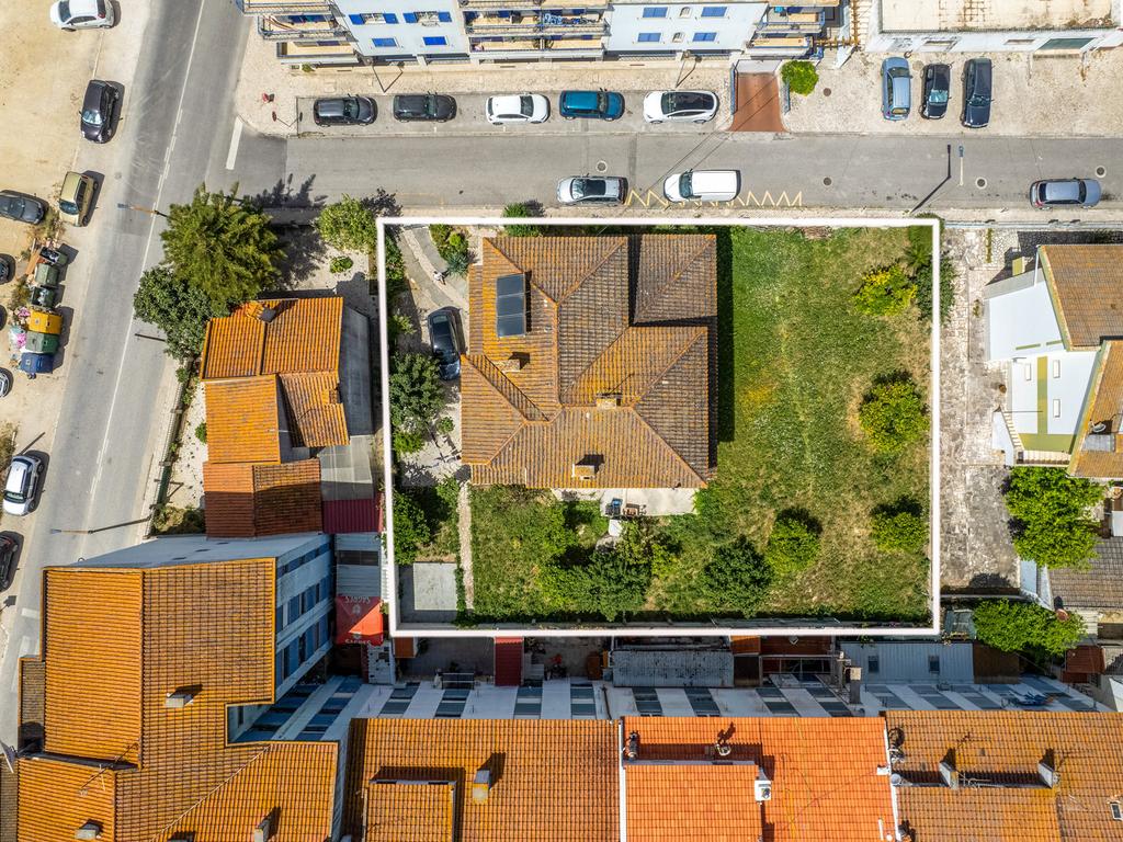 Excelente Moradia T7 no Carregado Inserida num generoso lote de 1.060m². - Image 8