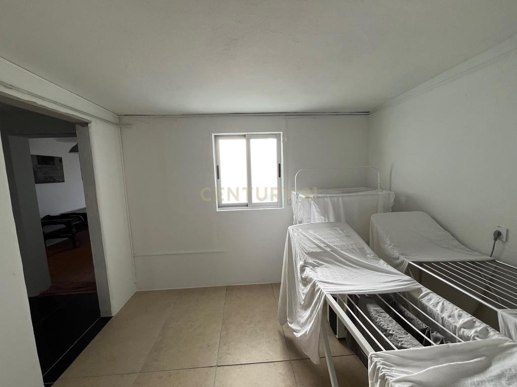 Moradia com quatro apartamentos independentes, três T2 e um T3 em Atouguia da Baleia. Ideal para famílias ou grupos, preparada para turismo ou para arrendamento de longa duração. - Image 70