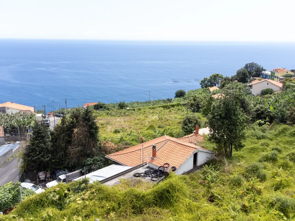Terreno com 6.896m² e Moradia com Vista Mar - Image 3
