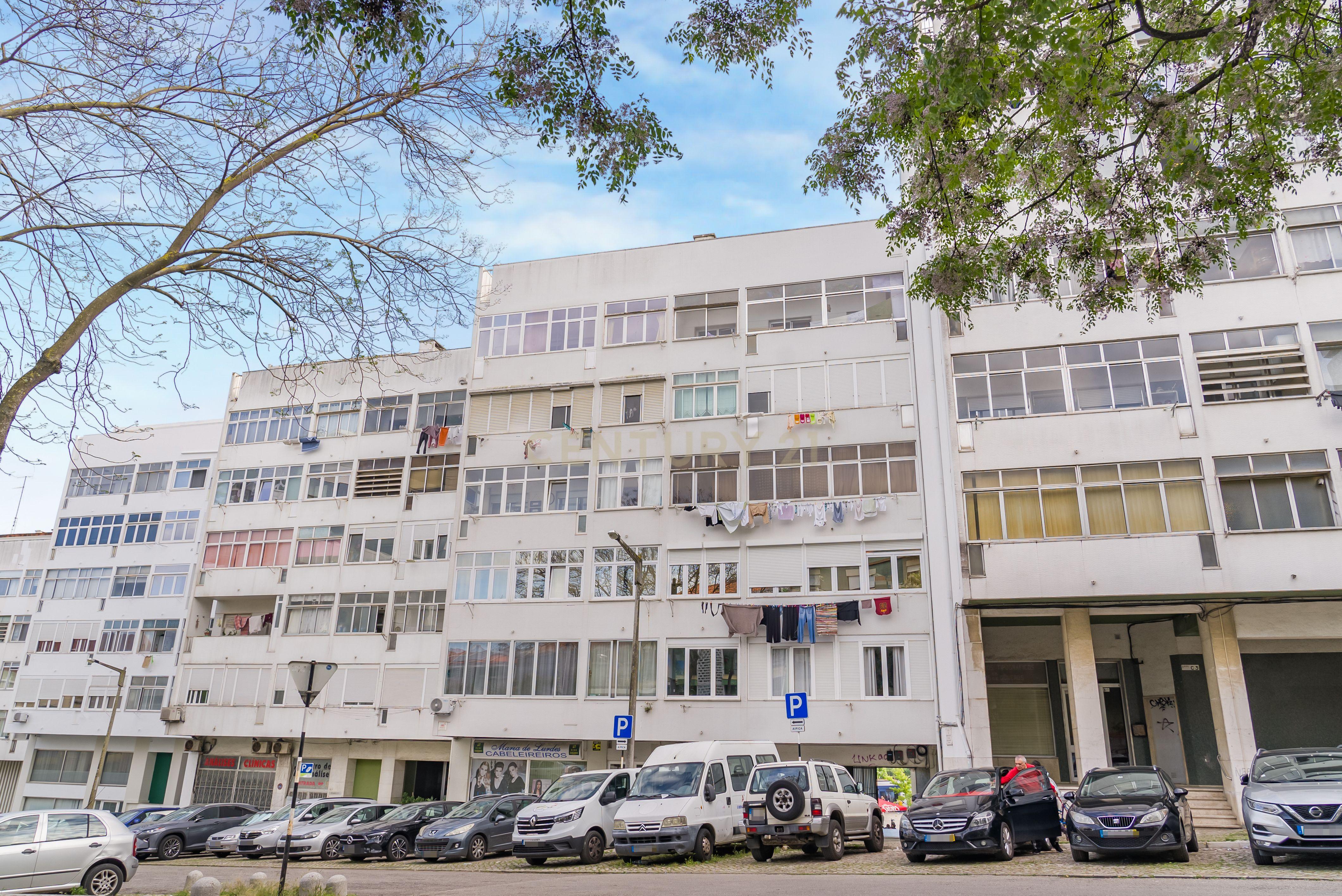 Apartamento T3 convertido em T2 totalmente renovado - Cova da Piedade ( frente à Estação) - Image 22