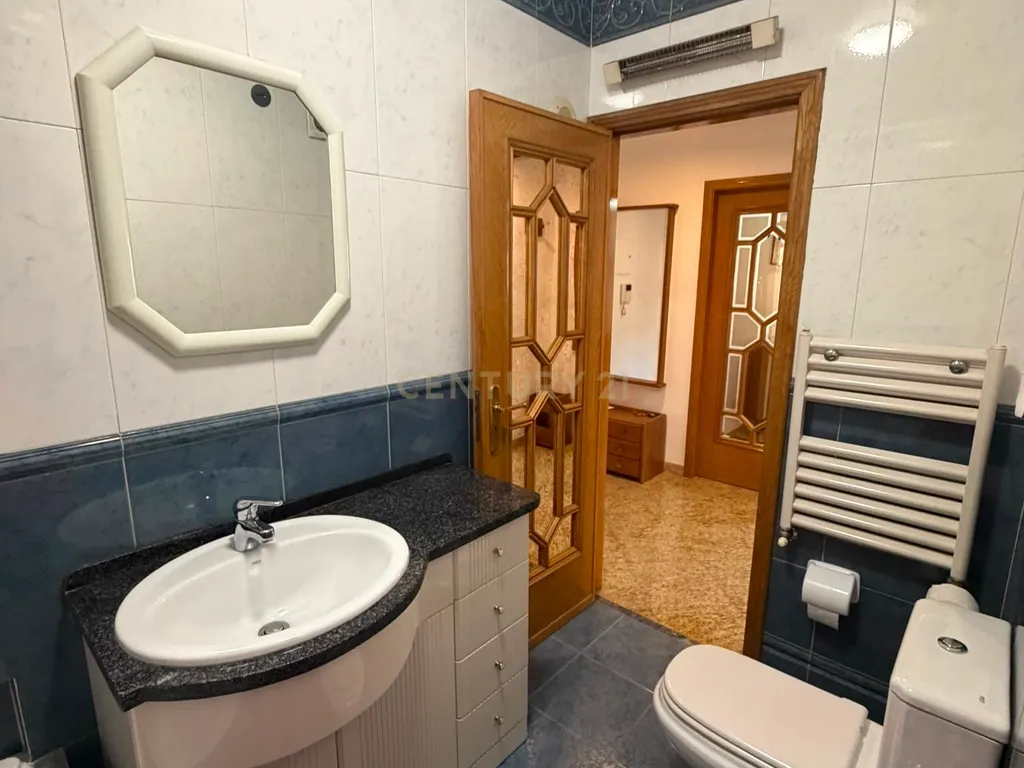 T1 mobilado com 70 m² e garagem junto ao Metro das Laranjeiras - Image 11