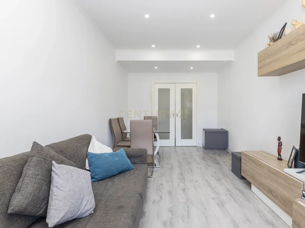 Apartamento T2 no Feijó totalmente remodelado - Image 12