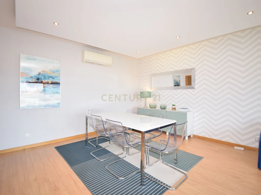 Apartamento T3 com Áreas Generosas e Vista Desafogada - Image 5