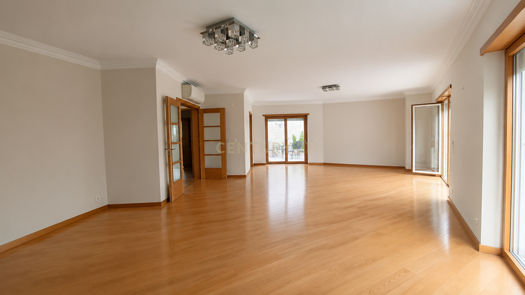 Fotografia 7 de Moradia Isolada T5+1 com Piscina | 3 Suites | Garagem Box | Lote 585m2 | AC | A 8 Minutos a Pé do King's College | Cascais | Torre | Birre | Cobre