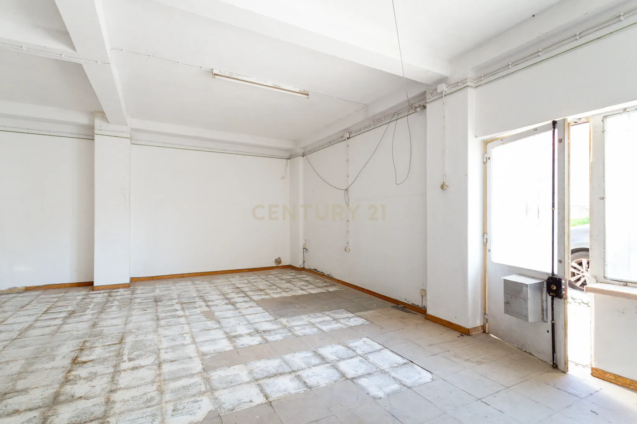 Fotografia 6 de Loja com 61 m² no Bairro do Miratejo – Catujal