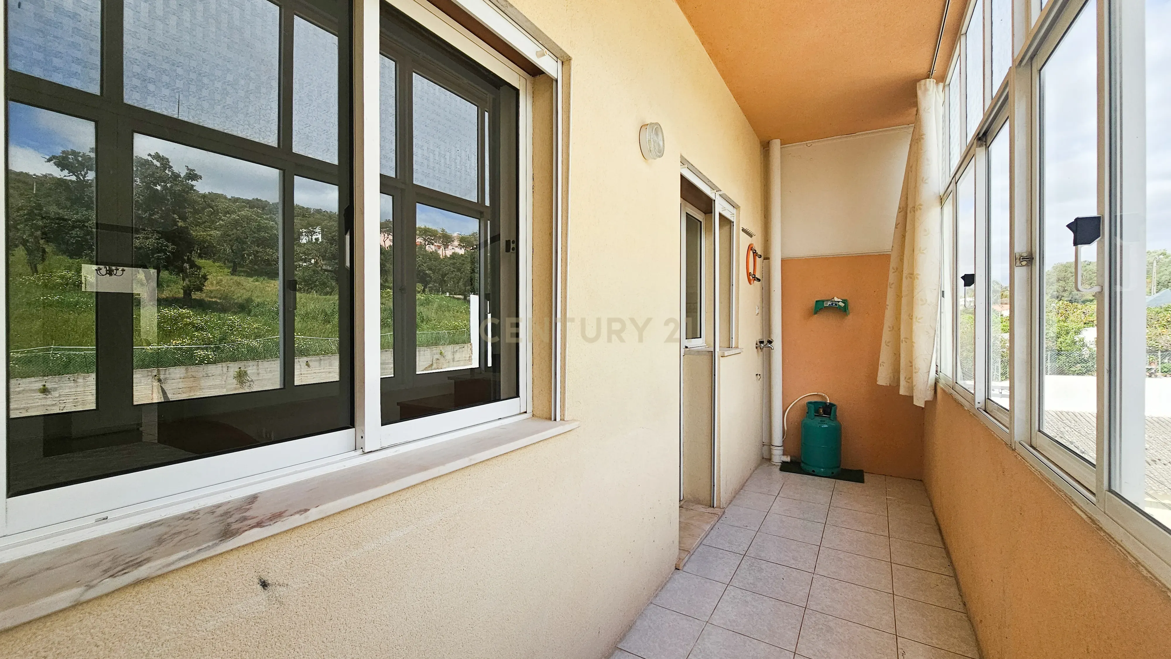 Apartamento T2 | Garagem Box | Arrecadação | Bom Estado | Varandas - Image 12