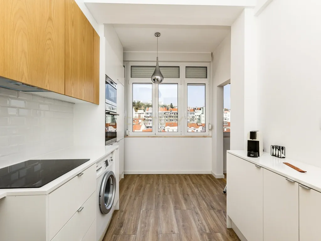 Apartamento T2 luminoso e totalmente remodelado - Rua Passos Manuel - Image 1