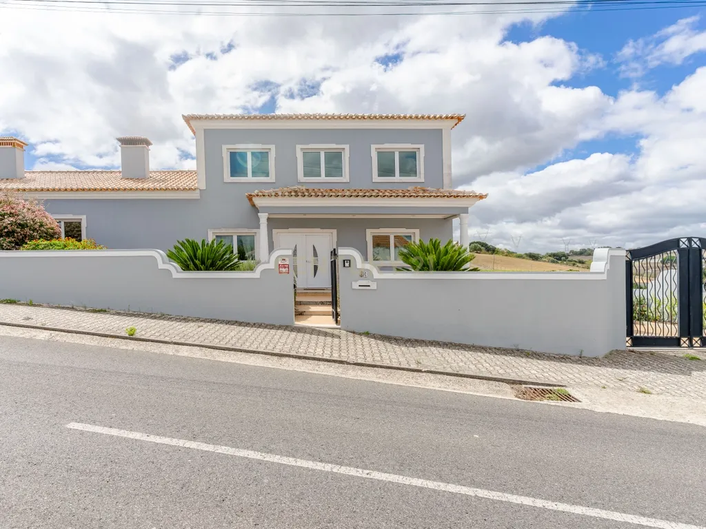 Moradia T4 com Piscina | 426 m² de Construção e Lote de 1.000 m² | Arruda dos Vinhos - Image 2