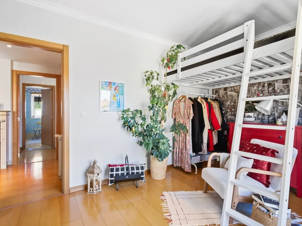 Apartamento T3 com 2 varandas, suíte e garagem no Cacém - Image 11