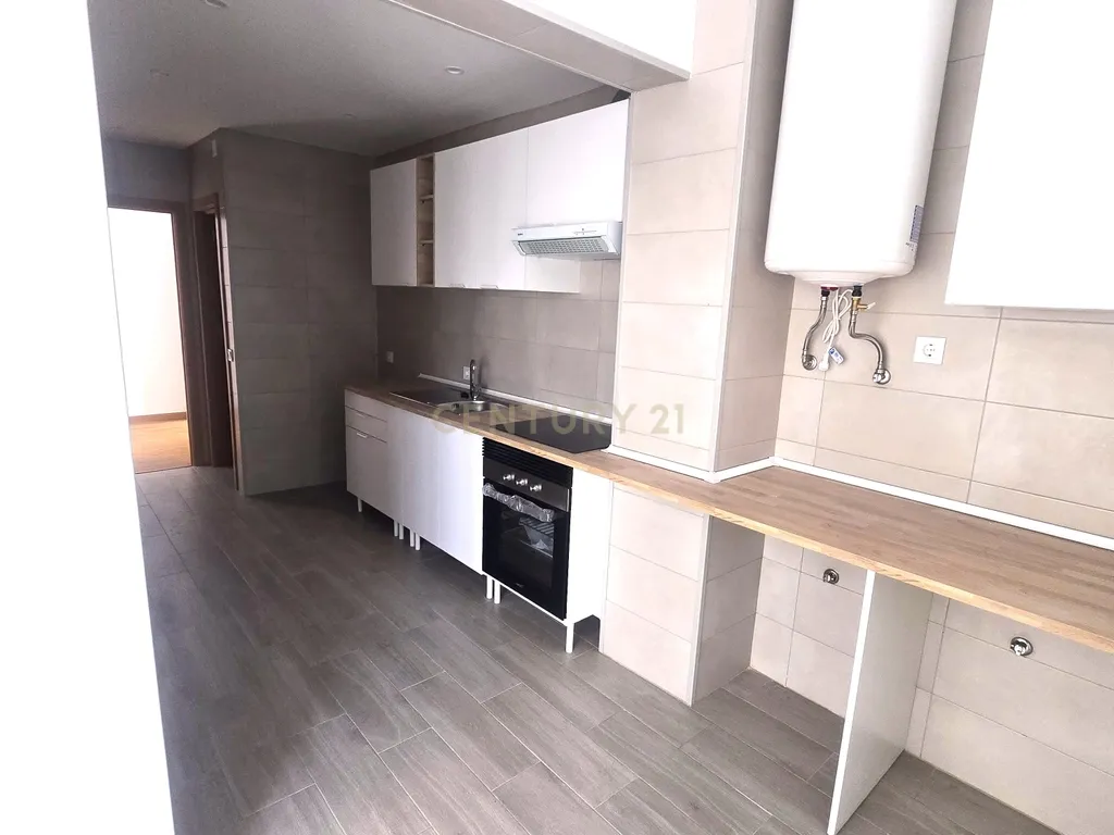Apartamento T3 Totalmente Remodelado para Arrendamento | Bairro do Liceu | Setúbal - Image 2