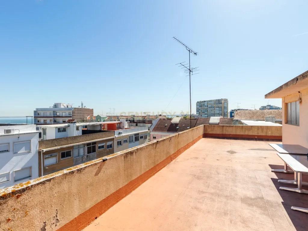 T2 com Potencial no Coração de Cacilhas Prático, Central e com o Charme da Tradição - Image 10