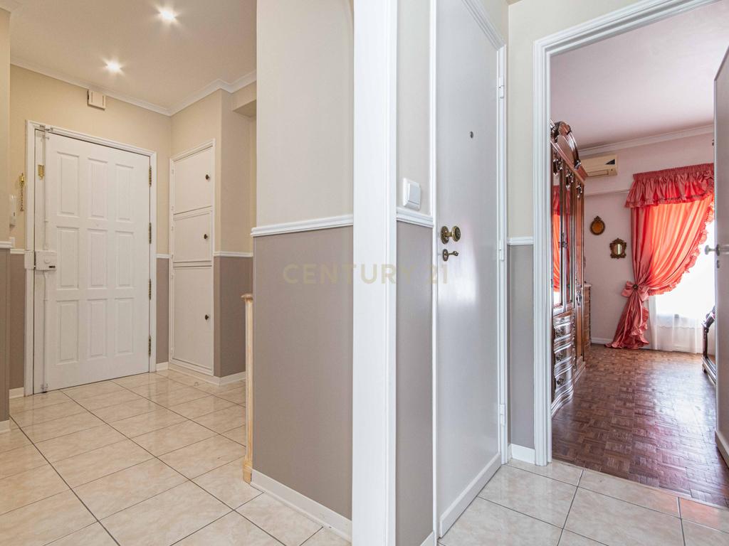 Apartamento T2 em Vialonga | Aproveitamento sótão - Image 8