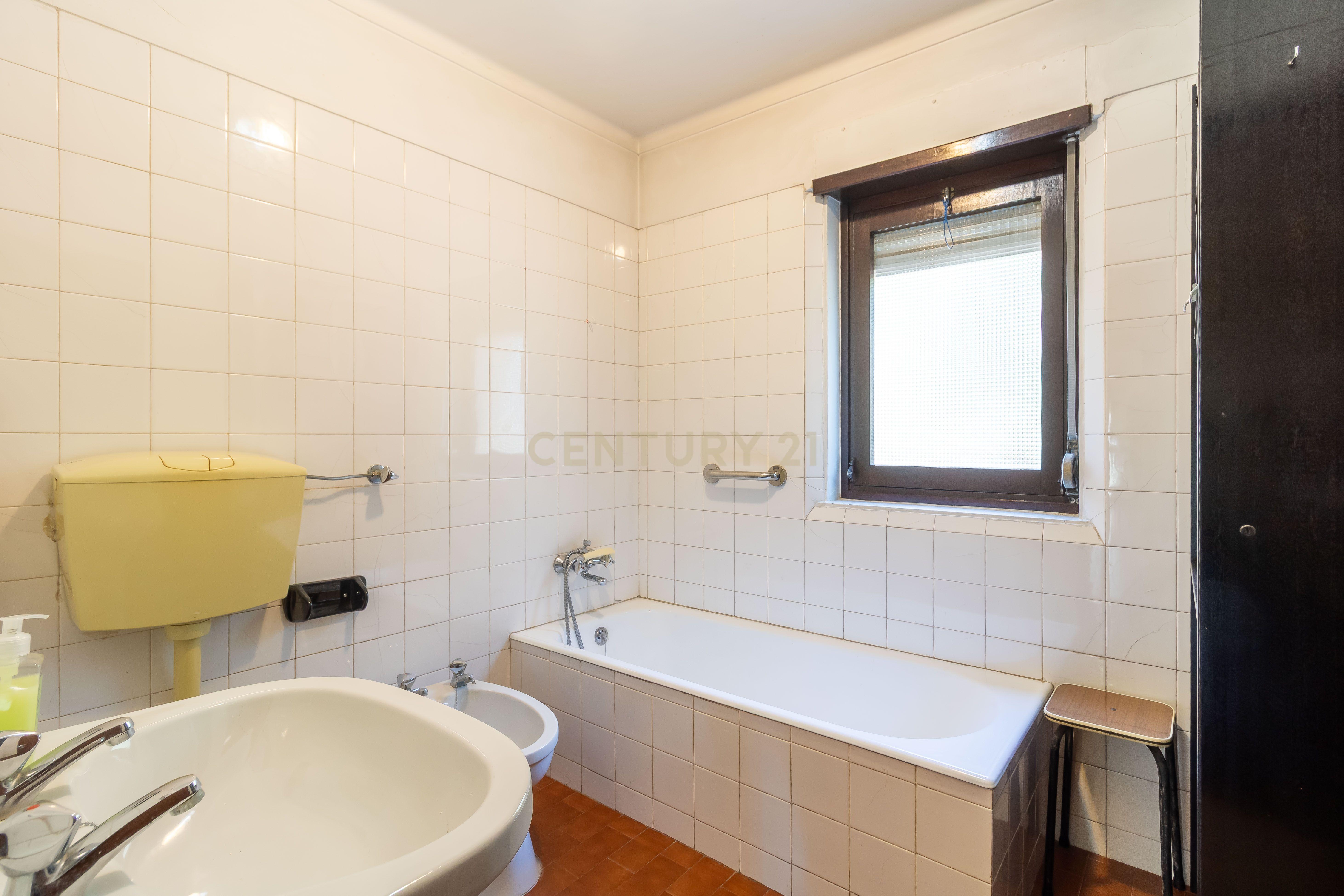 Fotografia 11 de T1 em Caselas com varanda e vista desafogada – Excelente oportunidade para remodelar a gosto