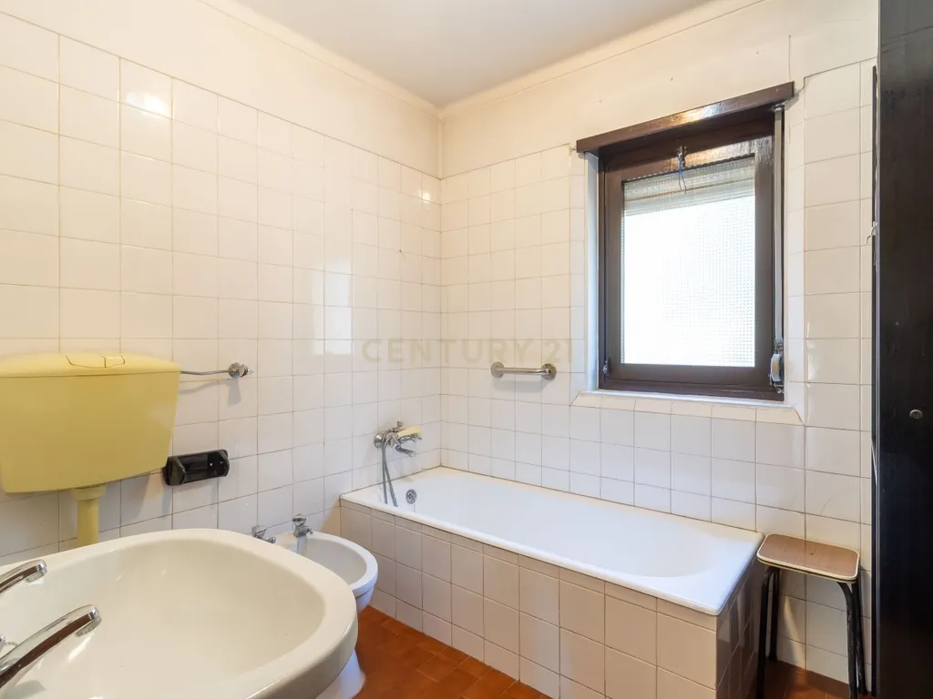 T1 em Caselas com varanda e vista desafogada – Excelente oportunidade para remodelar a gosto - Image 11