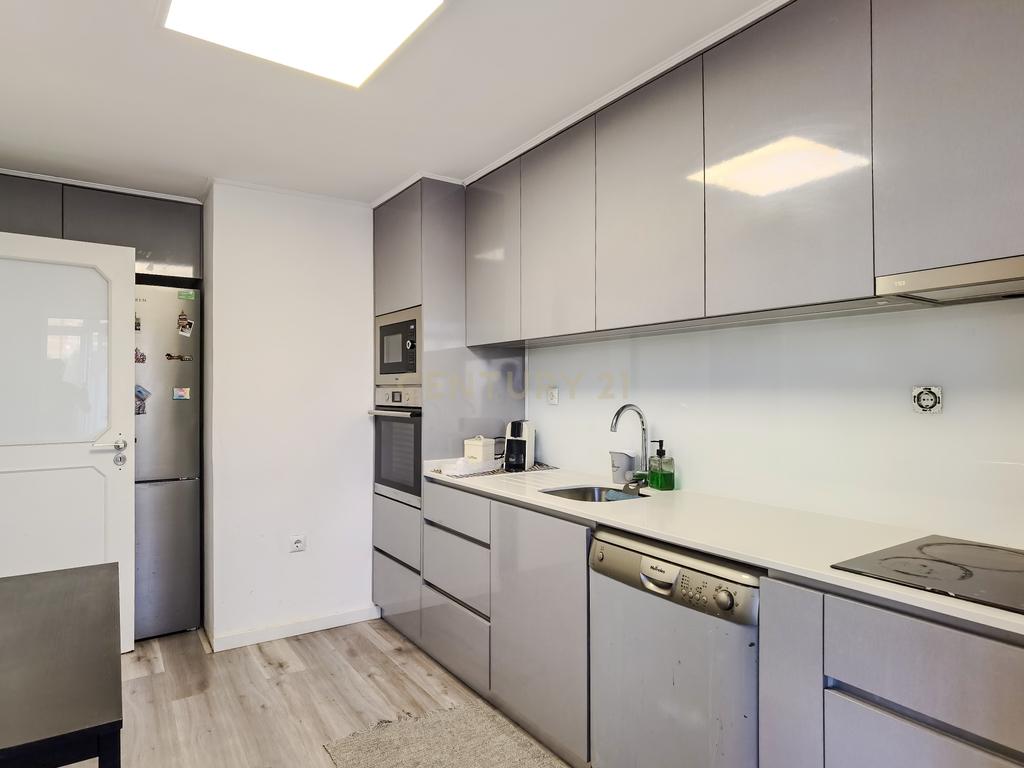 Apartamento T2, de 2 frentes, localizado em Rio Tinto, com Sótão e Garagem Box - Image 10