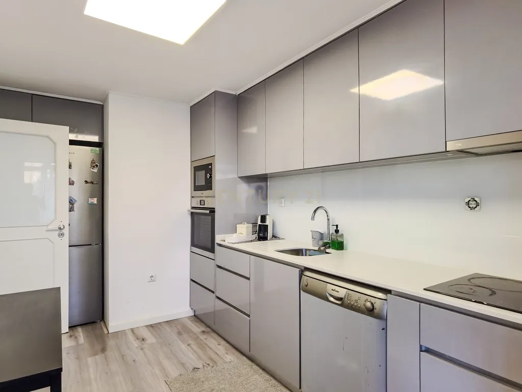 Apartamento T2, de 2 frentes, localizado em Rio Tinto, com Sótão e Garagem Box - Image 10