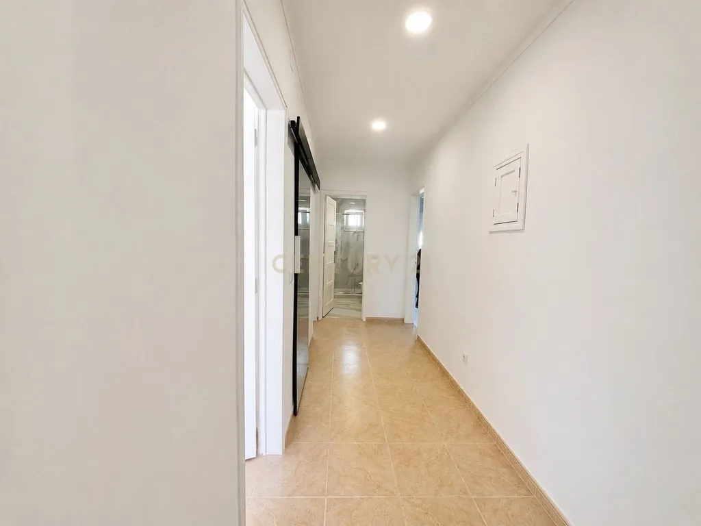 Arrendamento T2 Renovado em Almada com Varanda e Luz Natural - Image 4