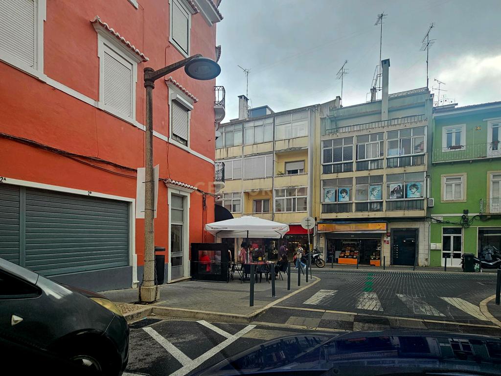 Restaurante - Snack Bar com esplanada em Lisboa - Image 1