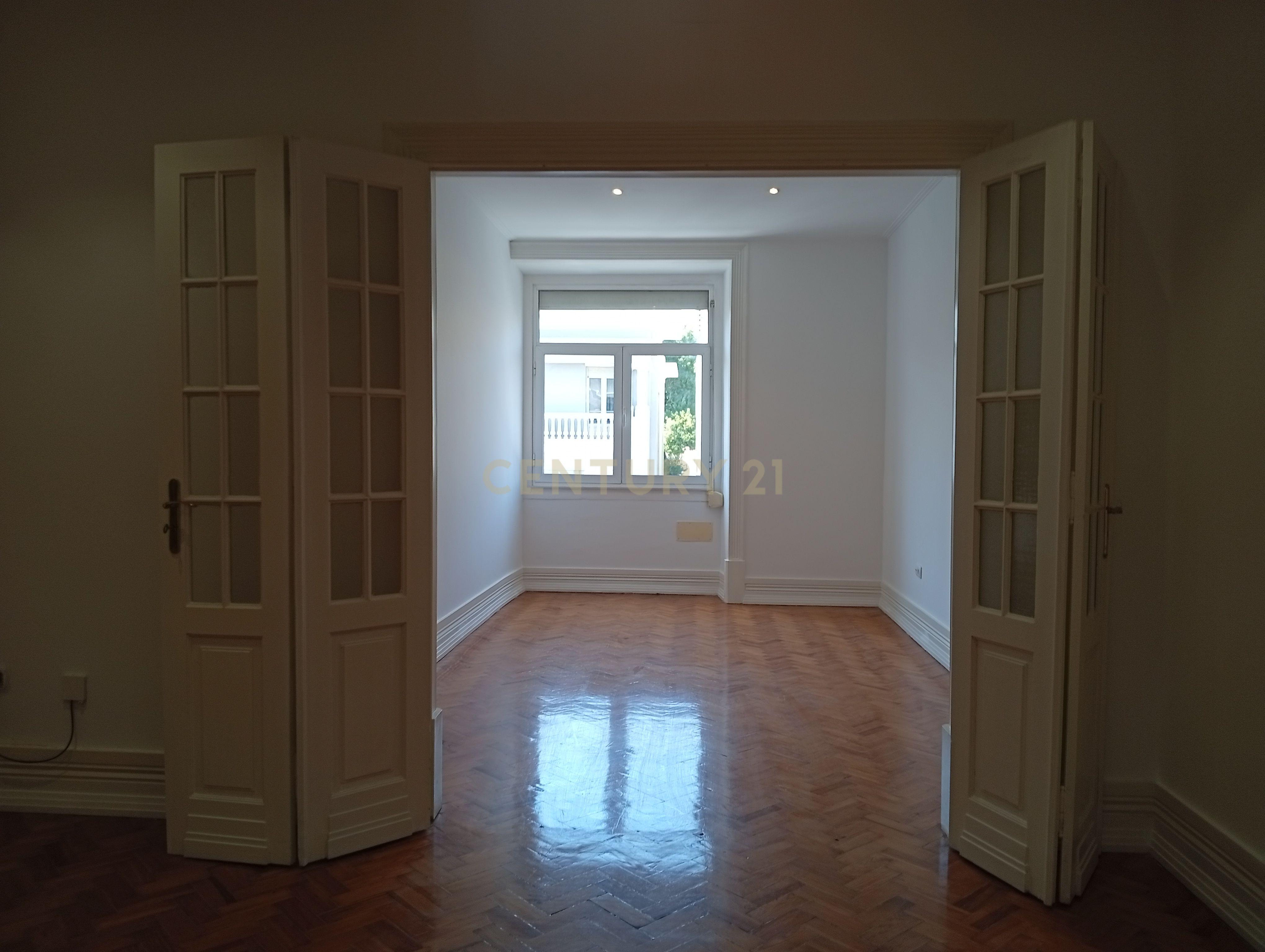 Fotografia 7 de Situado no Bairro Azul junto do Metro e do El Corte Inglês/Fundação Gulbenkian, tem este apartamento com traça antiga com 7 assoalhadas dispostas numa área de 200 m².