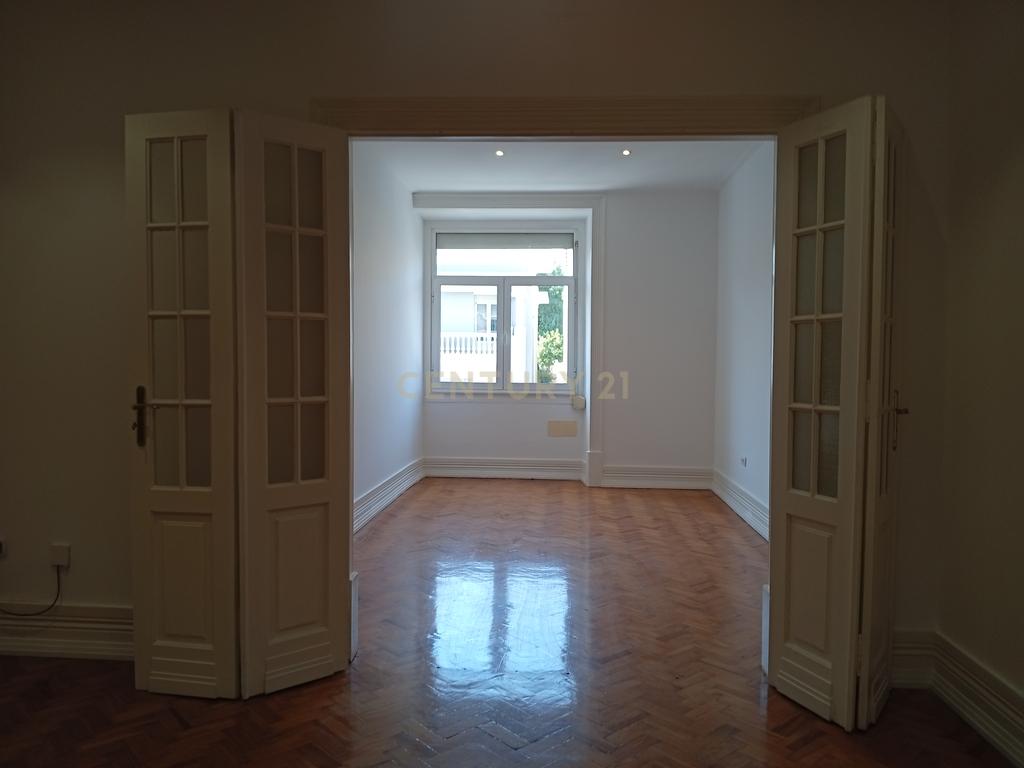 Situado no Bairro Azul junto do Metro e do El Corte Inglês/Fundação Gulbenkian, tem este apartamento com traça antiga com 7 assoalhadas dispostas numa área de 200 m². - Image 7