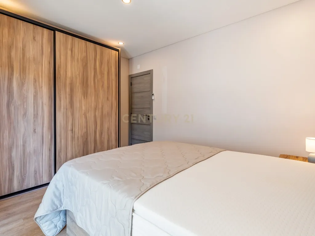 Apartamento T1 completamente remodelado com 2 varandas - Image 8