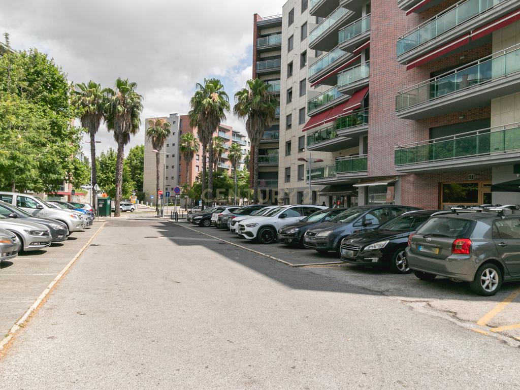 Apartamento T2 com Box p/ 2 Carros - Malvarosa, Alverca - Image 30