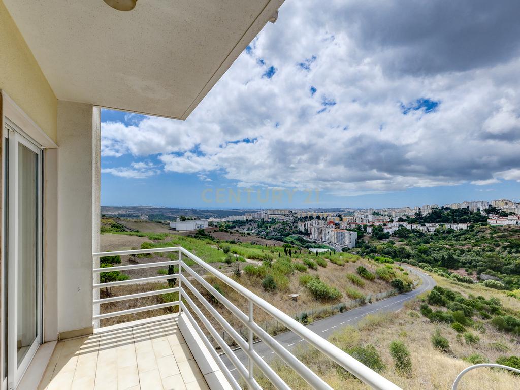 Apartamento T3 na Serra das Brancas, com box de 67m2 e arrecadação. - Image 11