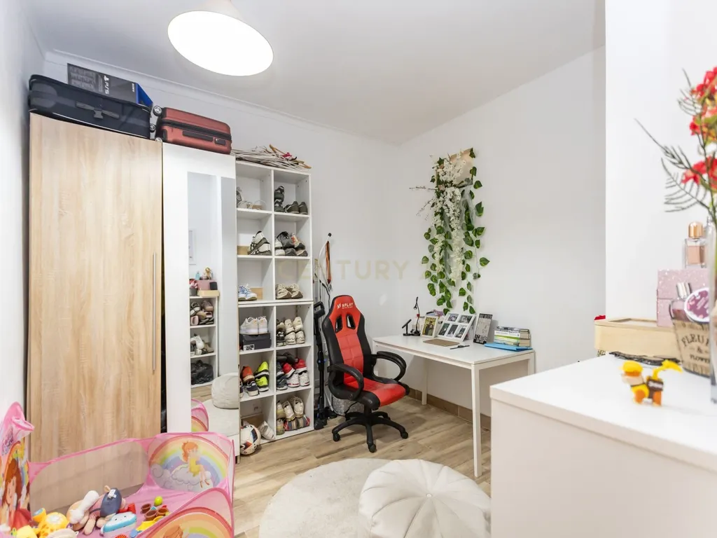 Apartamento T2(+1) Renovado com Logradouro de 100m² – Pronto a Habitar (Mobilado e Equipado) em Paio Pires - Oportunidade Única! - Image 9