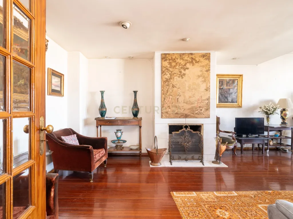 Apartamento T4 transformado em T3, com Arrecadação e Garagem – Rua Alves Redol, Porto - Image 9