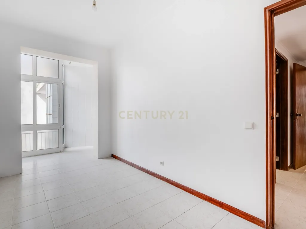 Apartamento T 4 em Faro no centro da cidade a 300m do mercado Municipal. - Image 18