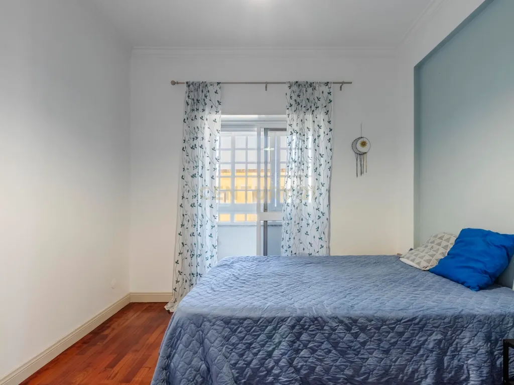 Espaçoso T3 na Sobreda com 2 Casas de Banho e Varandas - Image 20