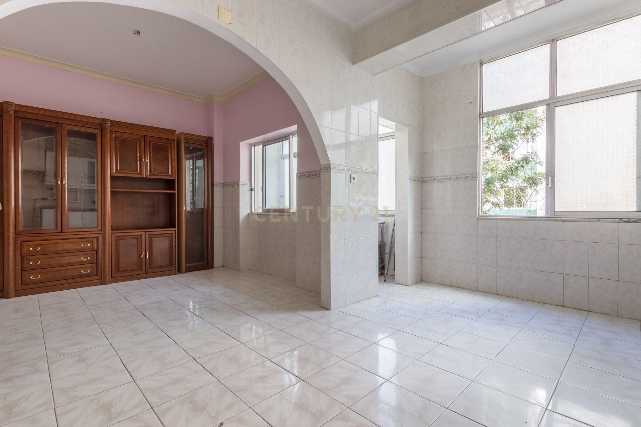 Apartamento T3 em Barreiro com Excelente Localização e Luz Natural - Image 7
