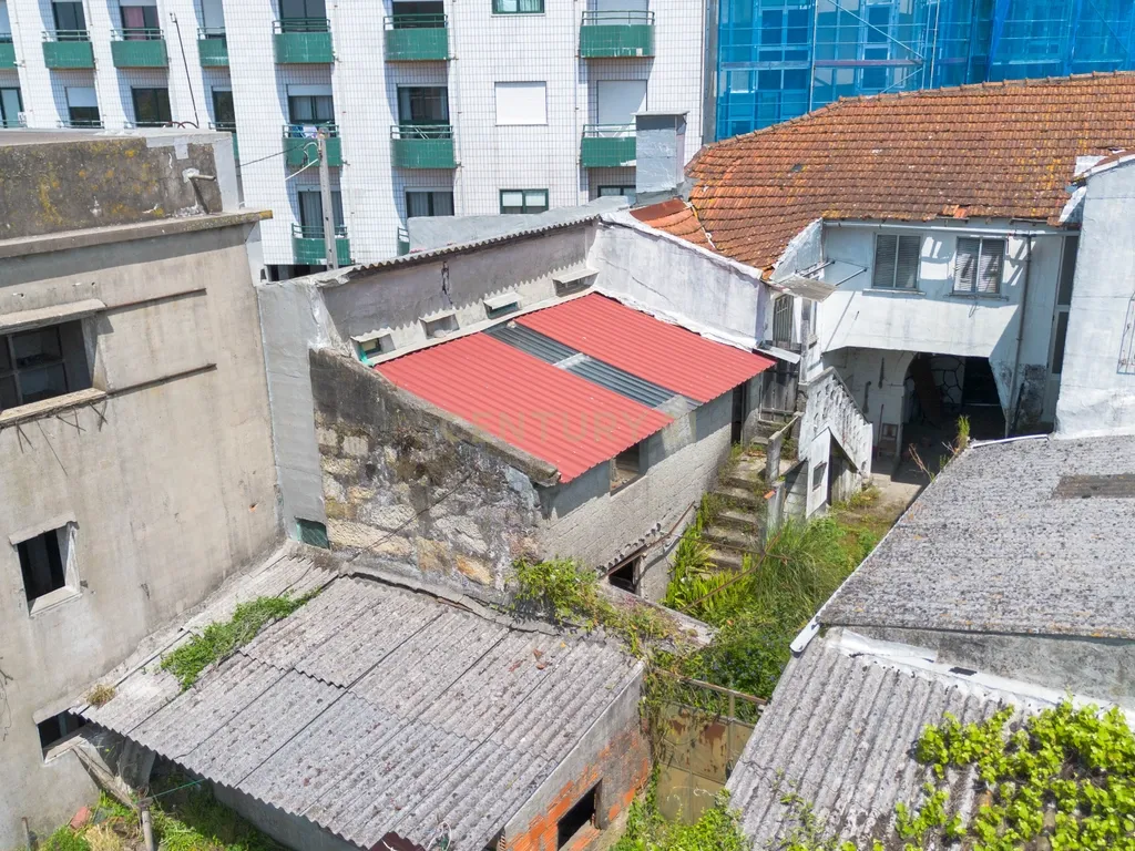Prédio para reabilitação com terreno e viabilidade para construção na Venda Nova, em Rio Tinto - Image 35