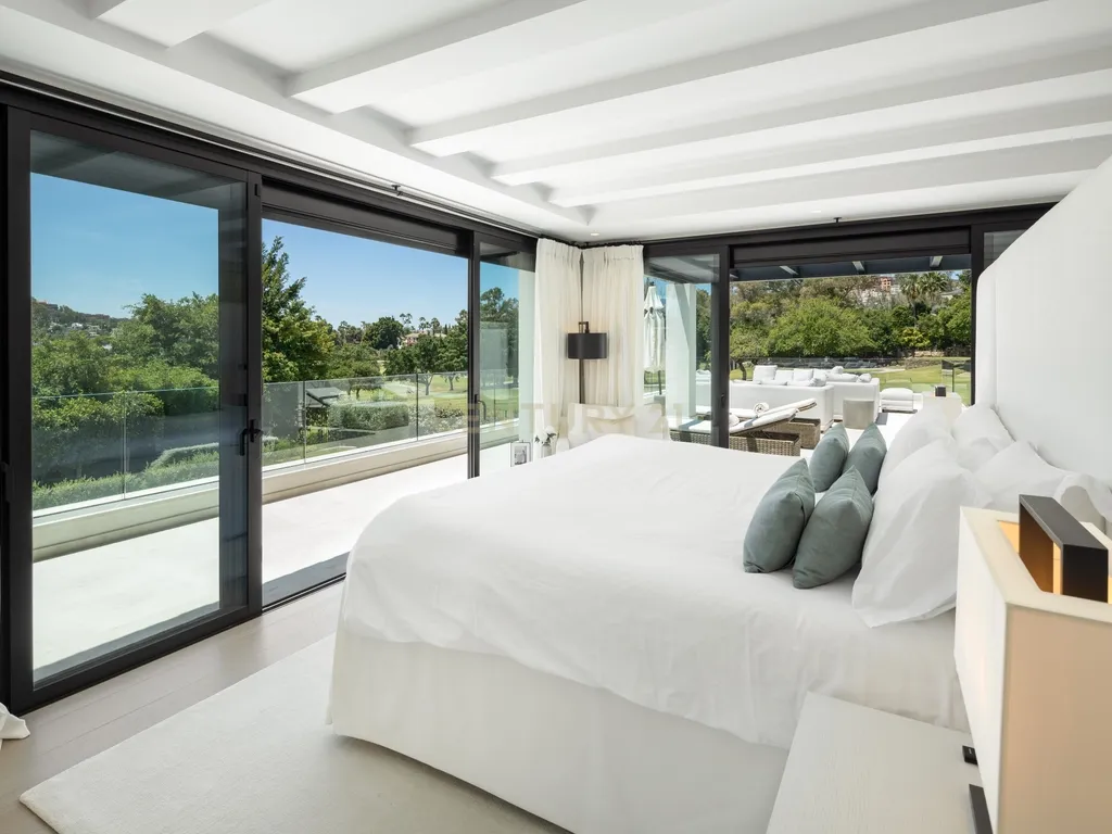 Auriga 36 – Elegância atemporal com vista para o campo de golfe em Nueva Andalucía - Image 12