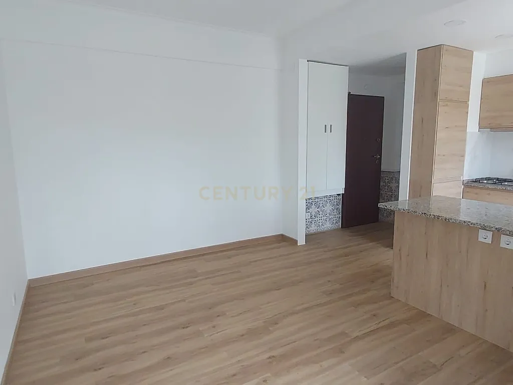 Apartamento T2 Renovado com cozinha equipada - Odivelas - Image 2