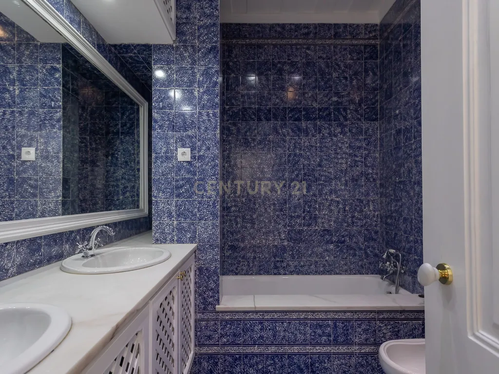 Apartamento Renovado e Mobilado na Av. João Crisóstomo, Lisboa - Image 15