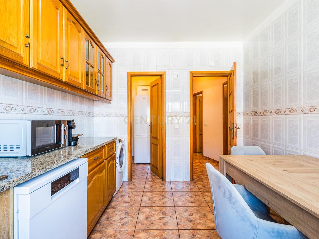 T2 com 110 m² | Espaço a Sério, Varanda e Garagem - Image 4