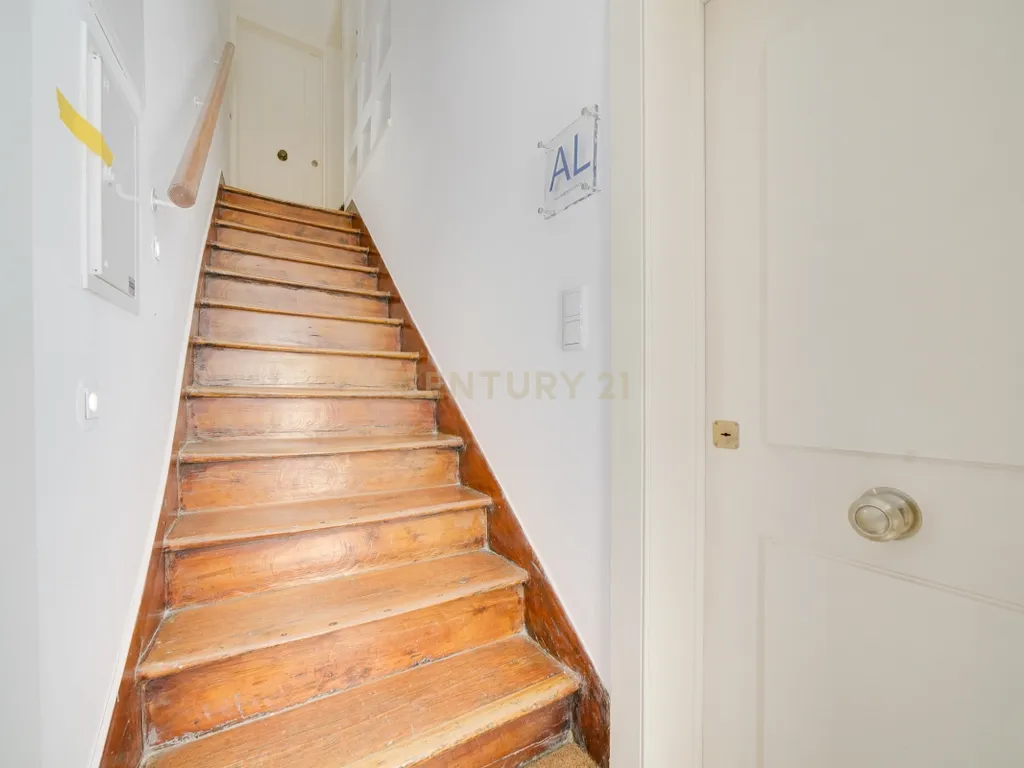 Apartamento T2 Triplex* em Santos-o-Velho – Janelas Verdes | Estrela - Image 2