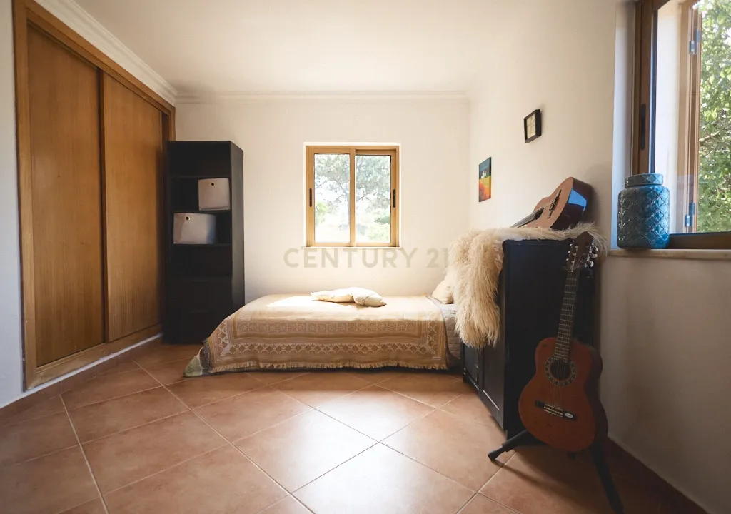Acorde com vistas deslumbrantes sobre o oceano no seu rancho exclusivo de 8,4 hectares no Algarve, em Aljezur! Inclui uma casa principal ecoeficiente com certificação energética A, perto de praias de surf lendárias. Este é o seu refúgio costeiro definitivo — agarre esta oportunidade rara e agende hoje mesmo a sua visita! - Image 22