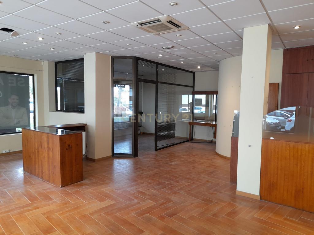 Espaço Comercial Versátil em Madrid - 243m² com Ar Condicionado - Image 8