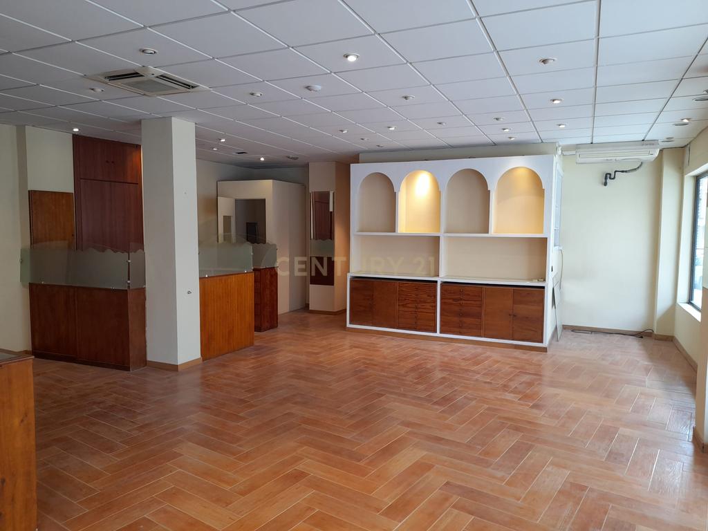 Espaço Comercial Versátil em Madrid - 243m² com Ar Condicionado - Image 7