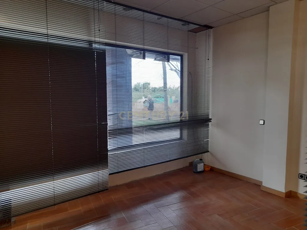 Espaço Comercial Versátil em Madrid - 243m² com Ar Condicionado - Image 11