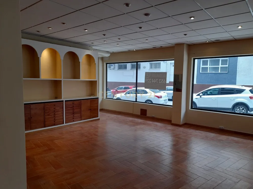 Espaço Comercial Versátil em Madrid - 243m² com Ar Condicionado - Image 13