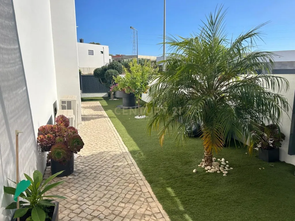 MORADIA ISOLADA na CAPARICA T4 c/ 3 SUITES, PISCINA AQUECIDA e PAINÉIS FOTOVOLTAICOS - Image 49