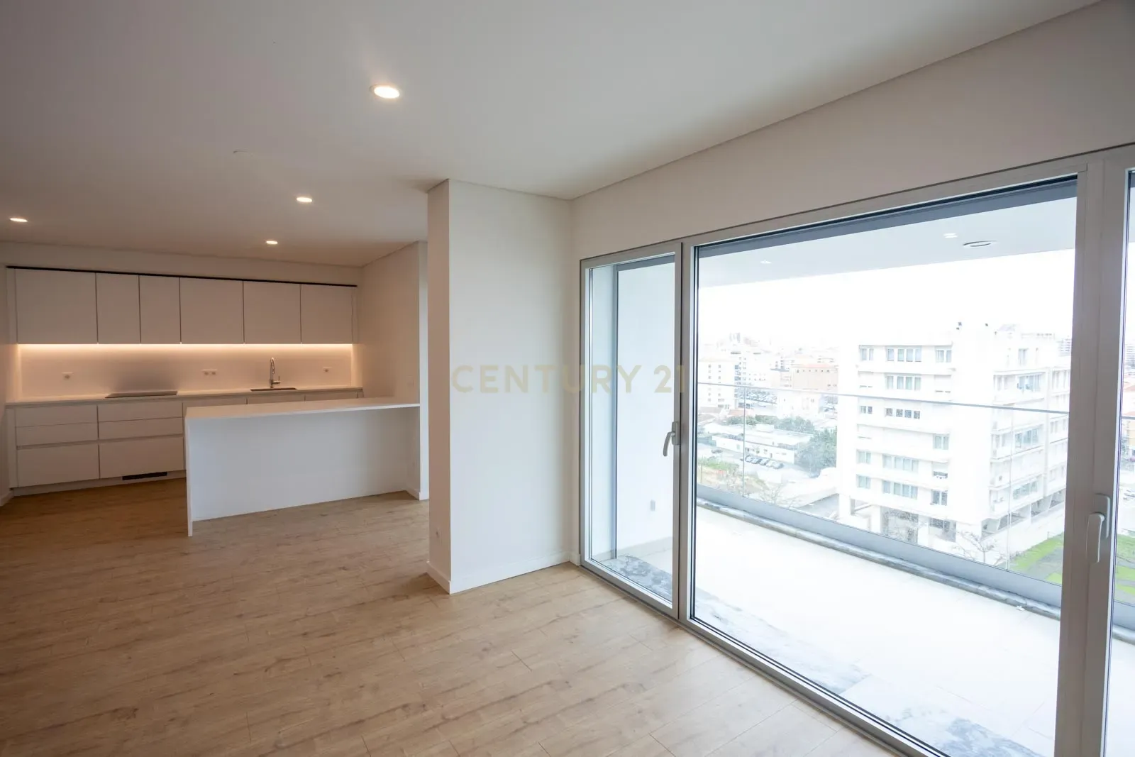 Fotografia 10 de Apartamento T3 com estacionamento e piscina - Areeiro