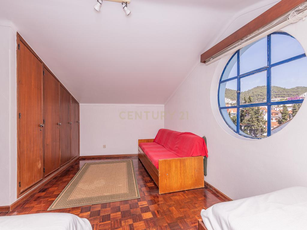 T4 Duplex na Vila de Sesimbra – Ideal para Férias em Família - Image 11