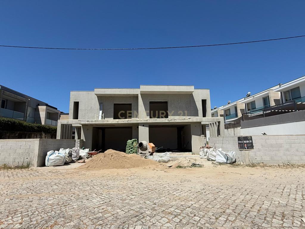 Moradia Geminada Chave na Mão – Fase Final de Construção! - Image 1