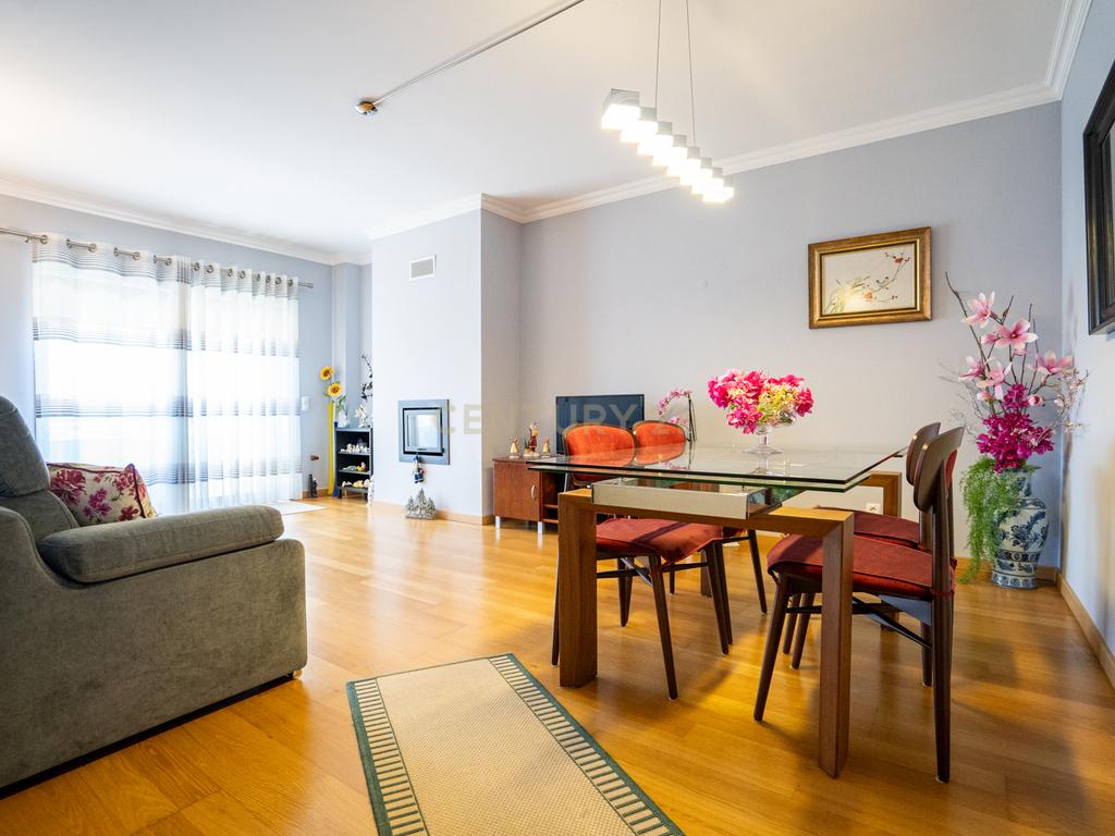 Apartamento T3 Porto Salvo - Image 1