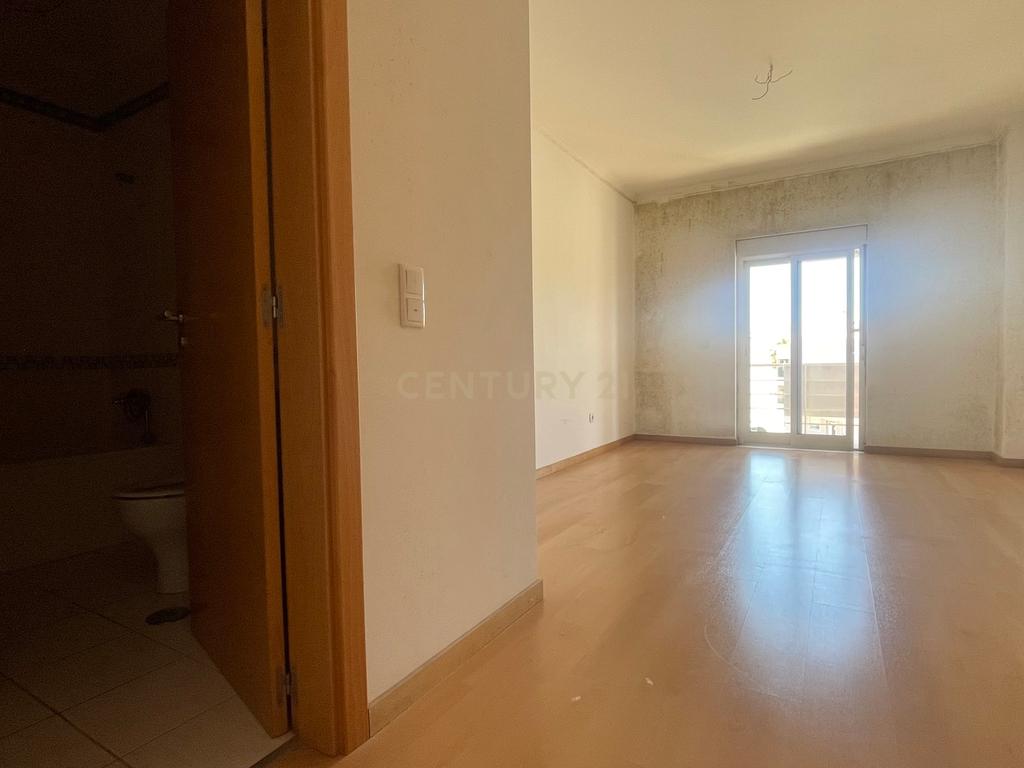 Apartamento T3, com Varanda, Arrecadação e 3 Lugares de estacionamento, no Pinhal Novo - Image 11