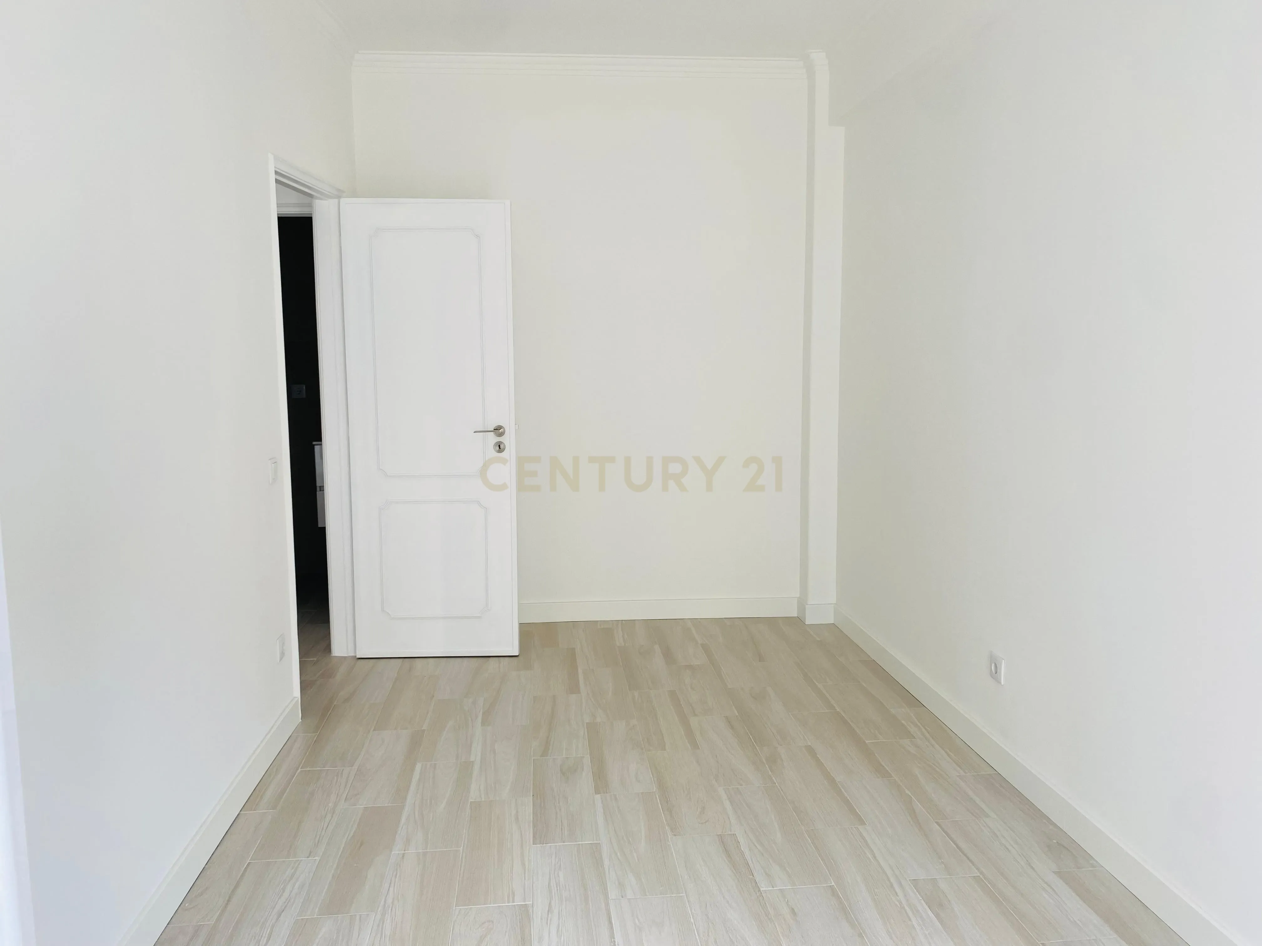 APARTAMENTO T1 PARA ARRENDAMENTO EM CAMPO DE OURIQUE - Image 5